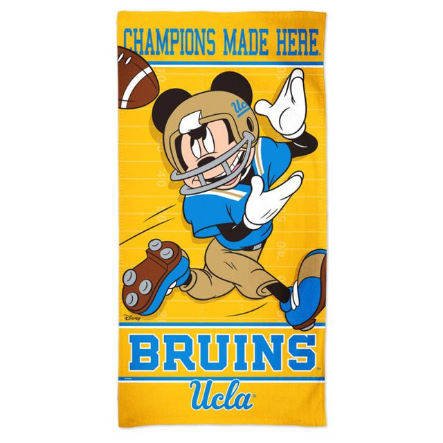 Toalla de playa Spectra de UCLA Bruins / Disney MICKEY MOUSE FOOTBALL de 30" x 60"