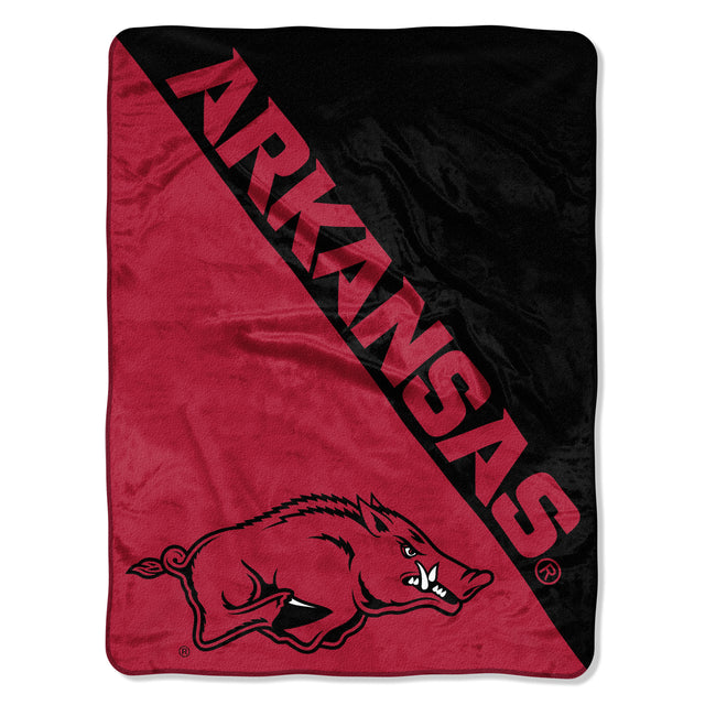 Manta de Arkansas Razorbacks de 46 x 60 pulgadas con diseño de microraschel en semitono enrollada