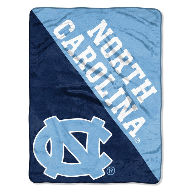 Manta de los North Carolina Tar Heels de 46 x 60 con diseño de microraschel en semitono enrollada