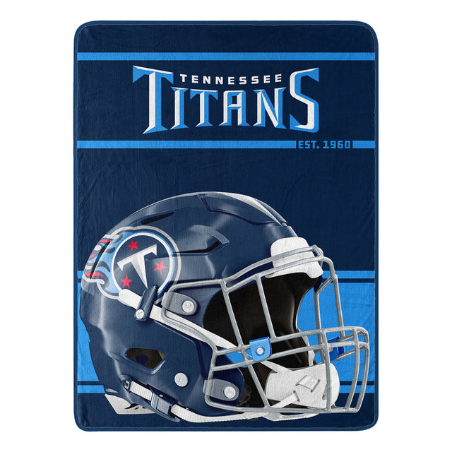 Manta de los Tennessee Titans de 46 x 60 pulgadas con diseño Micro Raschel Run enrollada