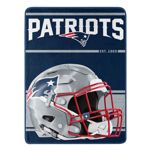 Manta de los New England Patriots de 46 x 60 pulgadas con diseño Micro Raschel Run enrollada