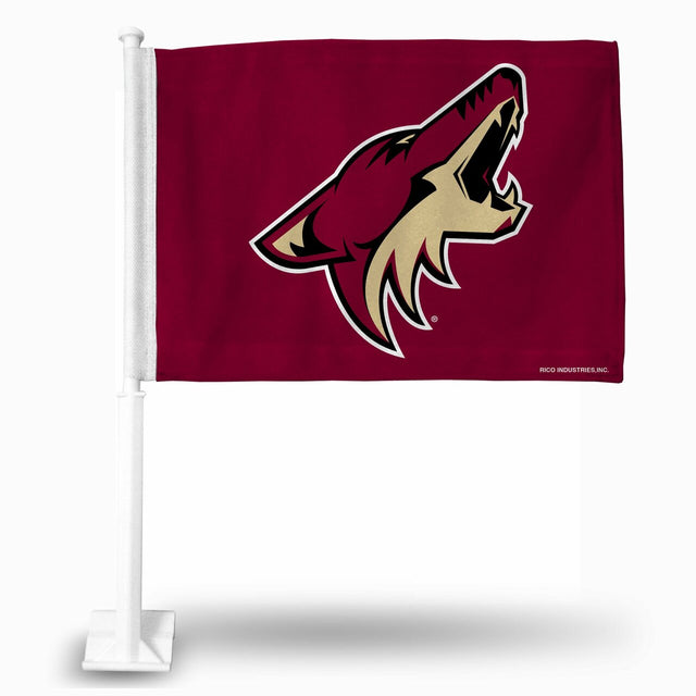 Auto con la bandera de los Arizona Coyotes